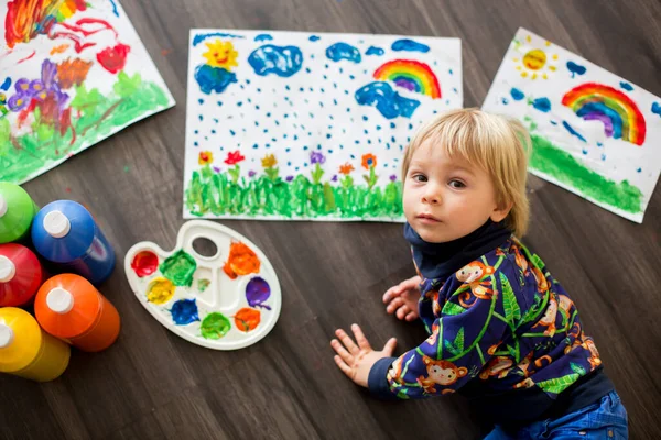 Doce Criança Loira Criança Menino Pintura Com Cores Fazendo Impressões — Fotografia de Stock