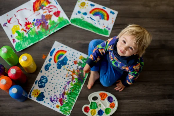 甘い幼児ブロンドの子供 男の子 色で絵を描く 紙に指のプリントを作る — ストック写真