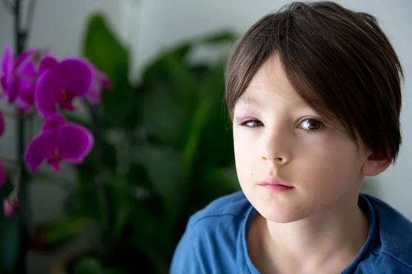 Trauriger Kleiner Schuljunge Mit Blauem Auge Prellungen Kindesmissbrauch Und Verletzungen — Stockfoto