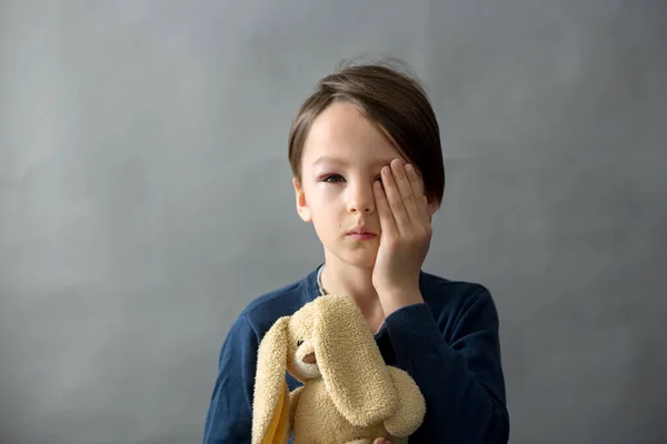 Menino Escola Triste Com Olho Negro Hematomas Abuso Infantil Lesão — Fotografia de Stock