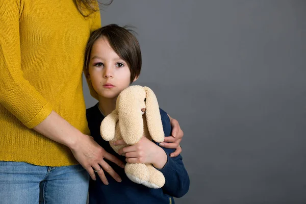 Niño Triste Con Ojo Negro Herido Ojo Magullado Abrazo Mamá — Foto de Stock