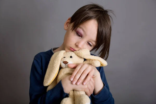 Triste Niño Escuela Con Ojo Morado Moretones Maltrato Infantil Lesiones —  Fotos de Stock