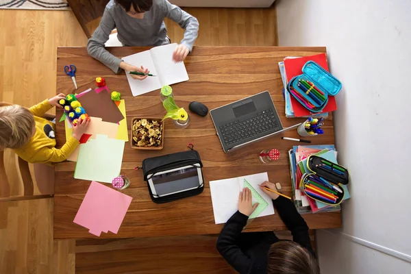 Tres Niños Sentados Alrededor Mesa Escribiendo Tareas Escolares Durante Educación — Foto de Stock