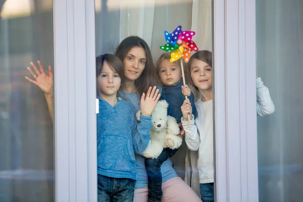 Rodzina Stojąca Oknem Domu Kwarantanna Powodu Koronawirusu — Zdjęcie stockowe