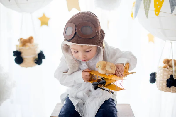 Söta Lilla Barn Pojke Leka Med Brudar Hemma Låtsas Att — Stockfoto