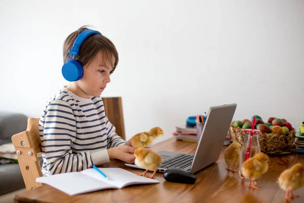 Criança Escolar Sentada Mesa Com Laptop Escrevendo Tarefas Escolares Enquanto — Fotografia de Stock