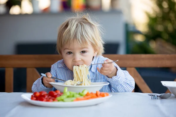Χαριτωμένο Παιδί Μικρό Ξανθό Αγόρι Τρώει Μακαρόνια Στον Κήπο Καλοκαίρι — Φωτογραφία Αρχείου