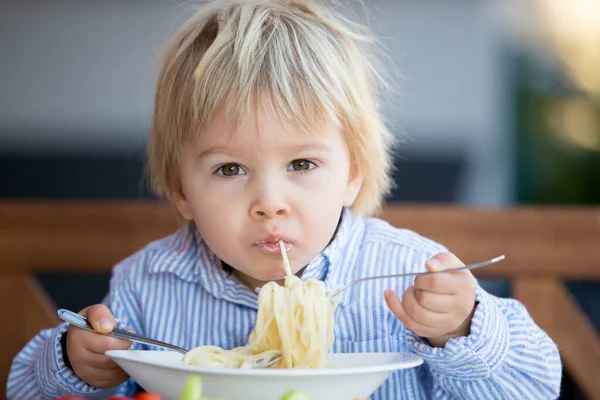 Nettes Kind Kleiner Blonder Junge Sommer Spaghetti Essen Garten — Stockfoto