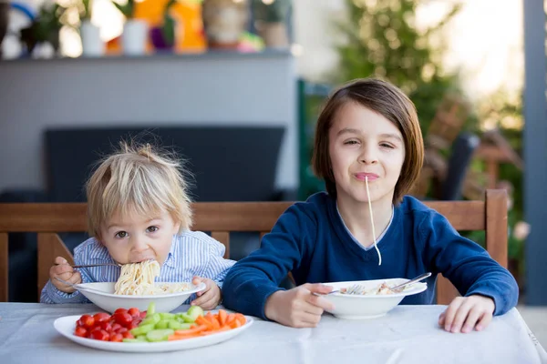 Lindos Niños Hermanos Varones Comiendo Espaguetis Jardín Verano — Foto de Stock