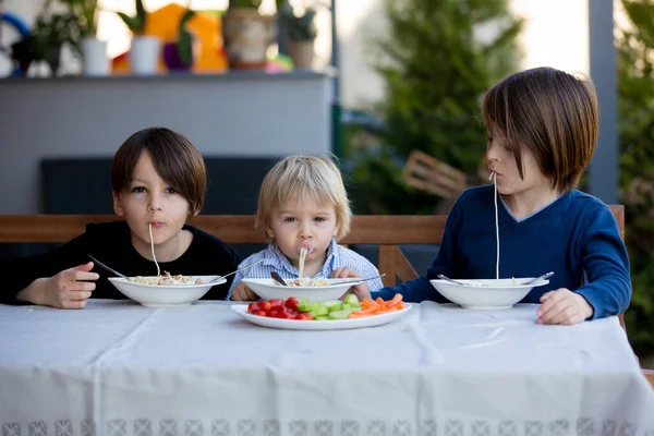 Söta Barn Pojkbröder Äta Spaghetti Trädgården Sommartid — Stockfoto