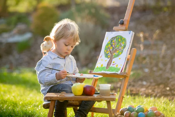 Doce Criança Pintando Ovos Jardim Com Filhotes Correndo Redor Dele — Fotografia de Stock