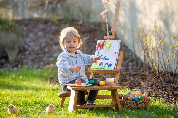 甘い幼児の子供 日没時に彼の周りを走っている小さな雛と庭で卵を描く — ストック写真