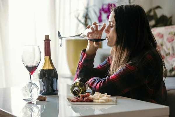 Triste Mujer Cansada Bebiendo Vino Casa Sola Sentada Suelo Sala —  Fotos de Stock