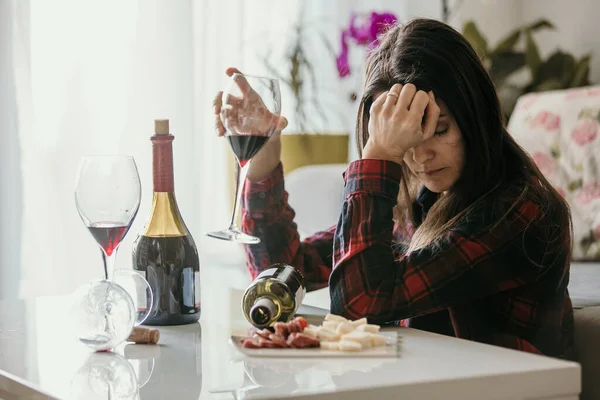 悲しい疲れの女性は 自宅でワインを飲み 単独で リビングルームの床に座って 落ち込んで感じて — ストック写真