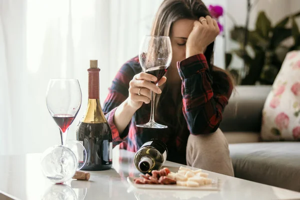 Triste Mujer Cansada Bebiendo Vino Casa Sola Sentada Suelo Sala — Foto de Stock