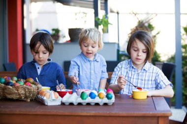 Tatlı çocuklar, kardeşlerim, Paskalya için bahçedeki yumurta boyama ve boyama, bahçedeki ev, arka bahçedeki ev.