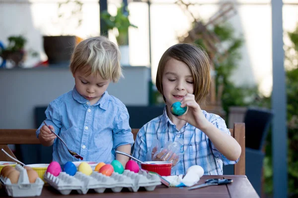 庭でイースターのための甘い子供 着色と絵の卵 裏庭の自宅で屋外 — ストック写真
