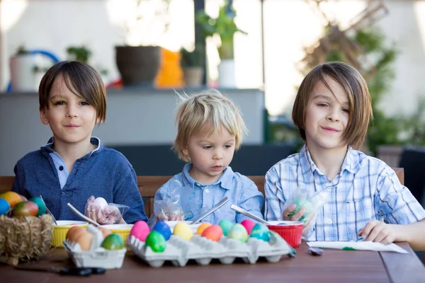 Dulces Niños Hermanos Huevos Para Colorear Pato Para Pascua Jardín — Foto de Stock