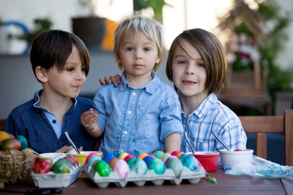 Słodkie Dzieci Bracia Kolorowanki Parowania Jaj Wielkanoc Ogrodzie Zewnątrz Domu — Zdjęcie stockowe