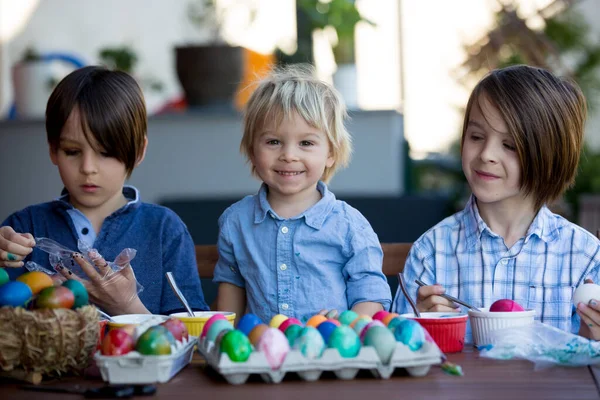 아이들 형제들 정원에서 부활절을 색을칠 달걀을 포장하는 뒷마당의 야외에서 — 스톡 사진