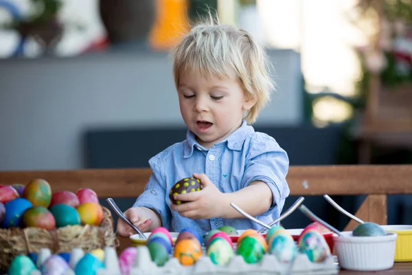 Sladké Děti Bratři Zbarvení Malování Vajíček Velikonoce Zahradě Venku Doma — Stock fotografie