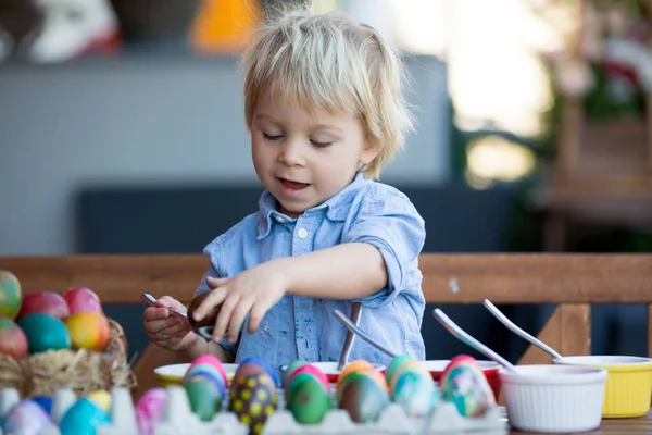 庭でイースターのための甘い子供 着色と絵の卵 裏庭の自宅で屋外 — ストック写真