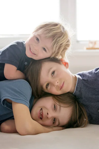 Três Lindas Crianças Irmãos Meninos Tendo Retrato Família Abraçando Deitado — Fotografia de Stock