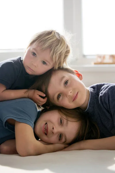 Tres Hermosos Hijos Hermanos Varones Con Retrato Familiar Abrazos Acostados — Foto de Stock