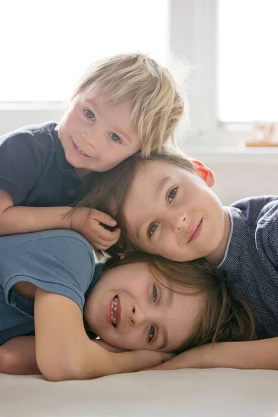 Τρία Όμορφα Παιδιά Αδέλφια Οικογενειακό Πορτραίτο Αγκαλιασμένοι Ξαπλωμένοι Στο Κρεβάτι — Φωτογραφία Αρχείου
