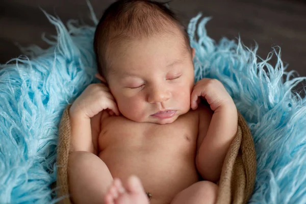 Bonito Menino Recém Nascido Dormindo Cesta Com Envoltório Colorido — Fotografia de Stock