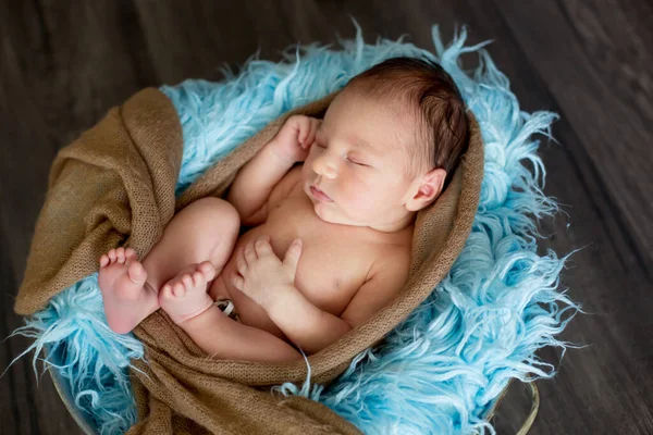 Lindo Bebé Recién Nacido Durmiendo Cesta Con Una Envoltura Colorida — Foto de Stock