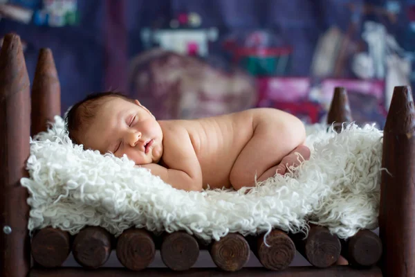 Liten Nyfödd Pojke Sover Trä Baby Säng Med Liten Brud — Stockfoto