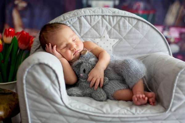 Menino Recém Nascido Dormindo Poltrona Bebê Aconchegante Com Pouco Brinquedo — Fotografia de Stock