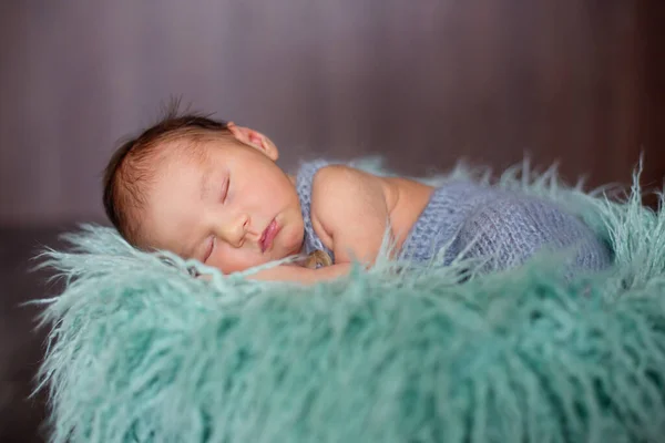 Roztomilý Malý Novorozenec Chlapeček Spí Košíku Barevným Zábalem — Stock fotografie