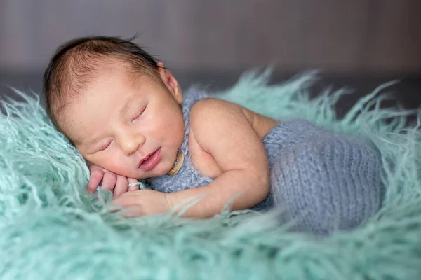 Aranyos Kis Újszülött Fiú Egy Kosárban Alszik Színes Csomagolással — Stock Fotó