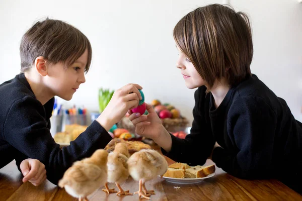 Deux Enfants Garçons Frères Battant Maison Avec Des Œufs Pâques — Photo