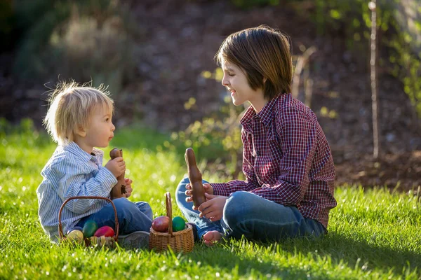 Lindos Niños Comiendo Conejos Chocolate Luchando Con Huevos Pascua Después — Foto de Stock