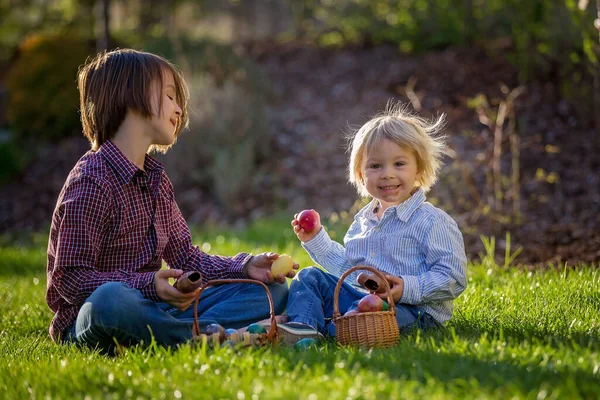 Leuke Kinderen Chocolade Konijntjes Eten Vechten Met Paaseieren Het Eitjes — Stockfoto