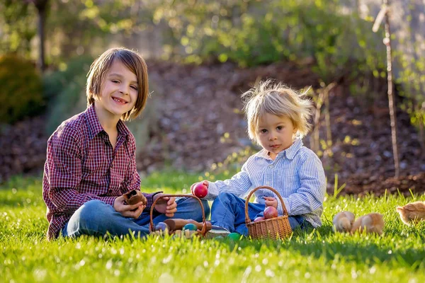 Lindos Niños Comiendo Conejos Chocolate Luchando Con Huevos Pascua Después —  Fotos de Stock