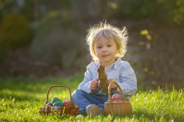 Pequeño Niño Comiendo Conejito Chocolate Jardín Atardecer Huevos Pascua Alrededor —  Fotos de Stock