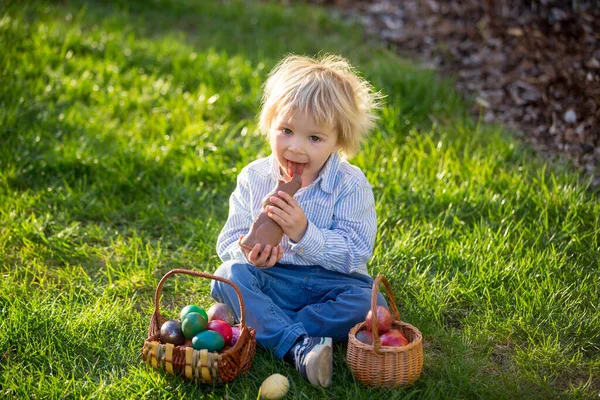 Petit Garçon Tout Petit Manger Lapin Chocolat Dans Jardin Coucher — Photo