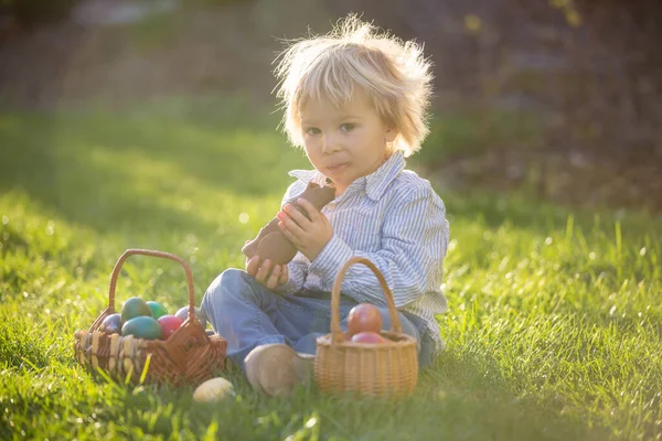 Kleine Peuter Jongen Het Eten Van Chocolade Konijn Tuin Bij — Stockfoto