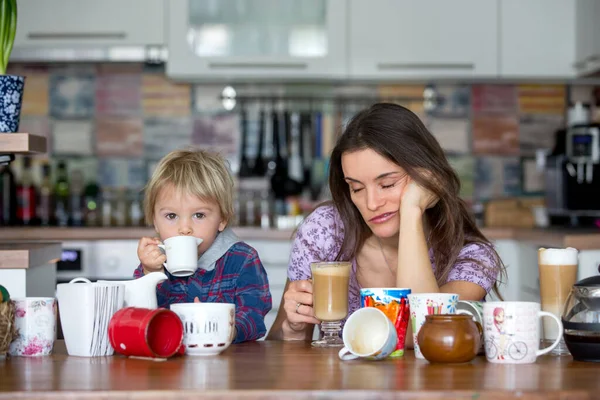 Jovem Mãe Bebendo Muitos Cafés Manhã Com Sua Criança Sentada — Fotografia de Stock