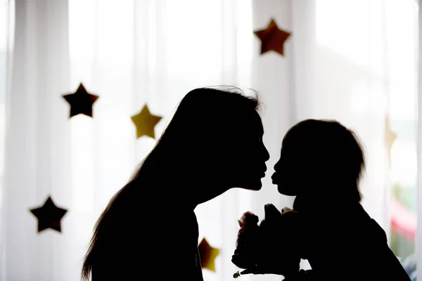 Silhouet Van Gelukkige Moeder Houden Baby Jongen Handen Geïsoleerd Wit — Stockfoto