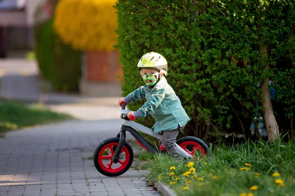 Rubia Niño Pequeño Bicicleta Con Casco Jugando Patio Recreo Día — Foto de Stock