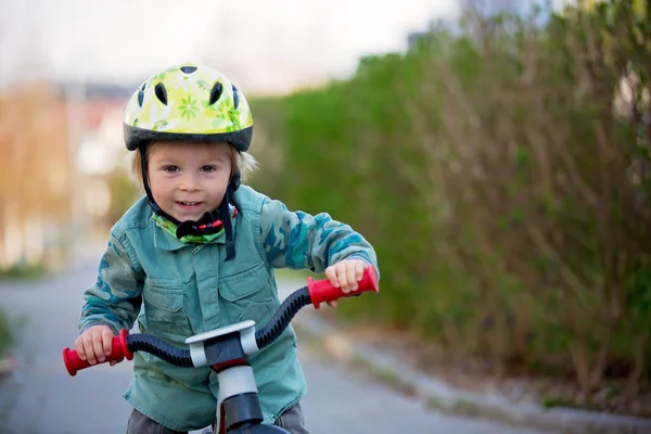 Blondes Kleinkind Auf Dem Fahrrad Mit Helm Und Einem Sonnigen — Stockfoto