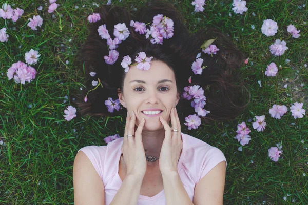 Mulher Bonita Com Flores Cabelo Deitada Chão Sorrindo Para Câmera — Fotografia de Stock