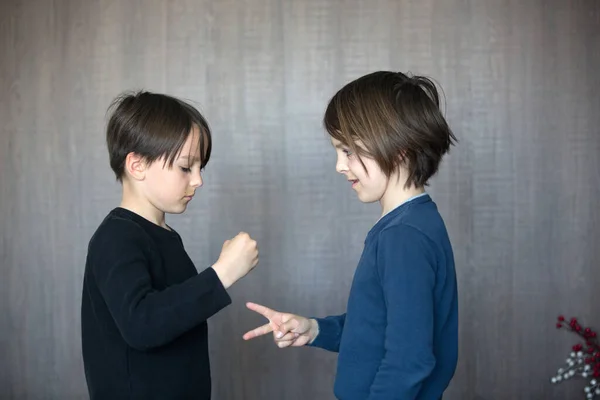 Deux Enfants Garçons Frères Jouer Jeu Papier Ciseaux Pierre Dans — Photo