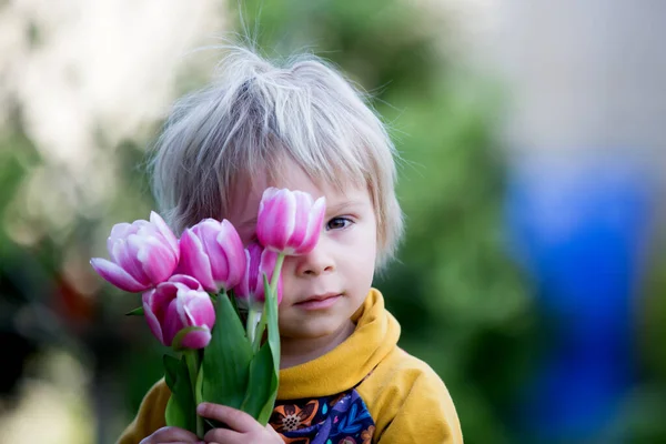 Niño Niño Sosteniendo Tulipanes Rosados Escondido Detrás Ellos Concepto Regalo —  Fotos de Stock