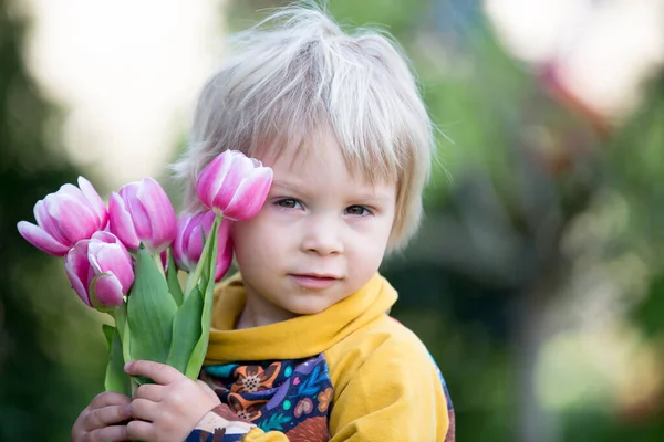 Ребенок Мальчик Держащий Розовые Тюльпаны Прячущийся Ними День Матери Подарок — стоковое фото
